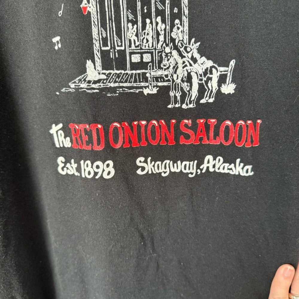 The Red Onion Saloon Alaska Men’s T-Shirt Size Large Black Red White Jerzees - Picture 3 of 8